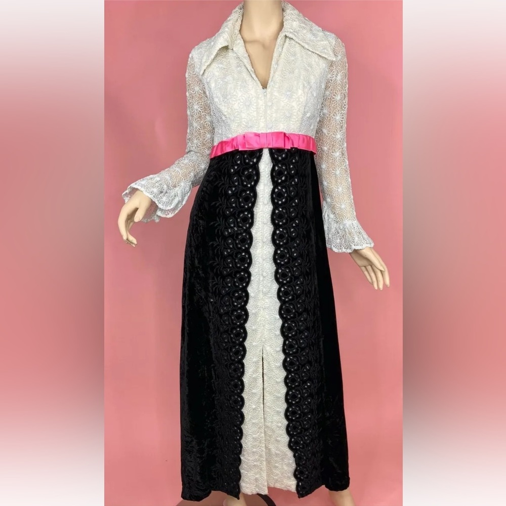 Vintage 70s Formal Gown Empire Waist Black Scallop Velvet Lace Bodice Size Small